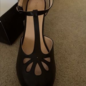 Chase & Chloe Kimmy Strap-Cut Out Pumps